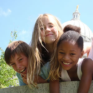 Children in front of state capitol building